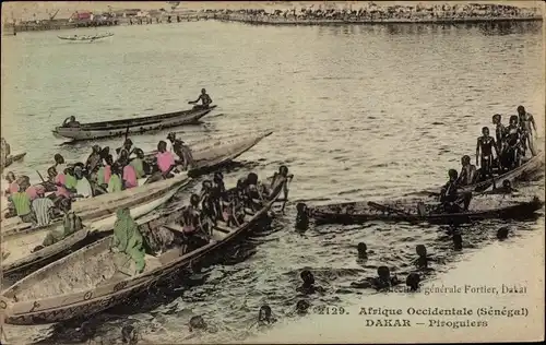 Ak Dakar Senegal, Piroguiers am Fluss