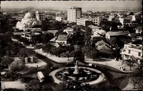 Ak Dakar Senegal, Kreisverkehr, Statue, Gesamtansicht