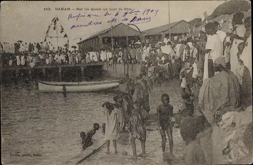 Ak Dakar Senegal, An einem Festtag auf den Kais