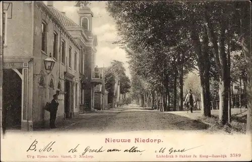 Ak Nieuwe Niedorp Nordholland Niederlande, Straßenpartie, Bäume, Häuser, Passanten
