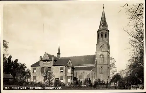 Ak Hoogwoud Nordholland Niederlande, RC Kirche mit Pfarrhaus