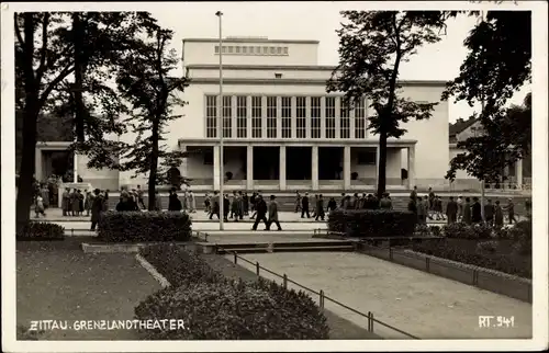 Ak Zittau in der Oberlausitz, Passanten vor dem Grenzlandtheater