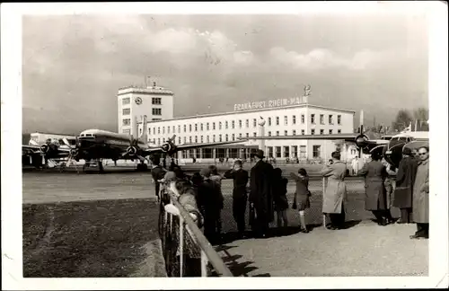 Ak Flughafen Frankfurt am Main, Flughafen, Empfangsgebäude, Flugzeugrampe