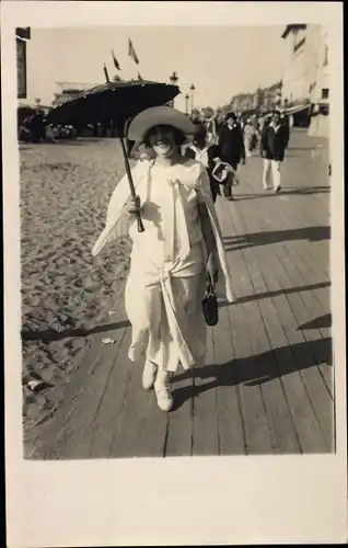 Foto Ak Deauville Calvados, Strandpromenade, Frau mit Sonnenschirm, Touristen