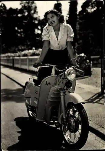 Foto Ak Frau mit Motorrad, Motorroller Moto Guzzi Galletto