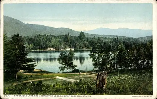 Ak New York USA, Spectacle Lake von der Hiawatha Lodge, Adirondack Mountains