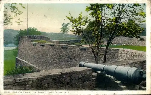Ak New York USA, Fort Ticonderoga, Flaggenbastion