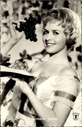 Ak Schauspielerin Germaine Damar, Portrait mit Weintrauben, 1000 Sterne leuchten