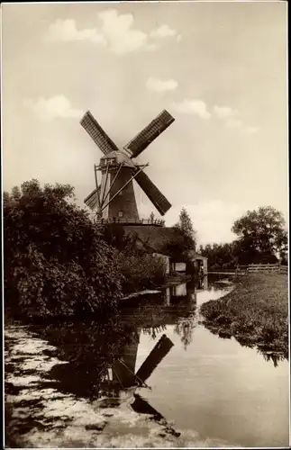 Foto Ak Niederländische Windmühle, Fluss, Bäume