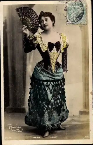 Ak Schauspielerin Marie Thierry, Portrait mit Fächer