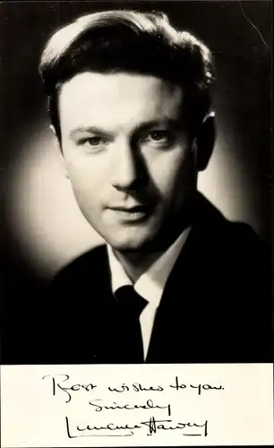 Ak Schauspieler Laurence Harvey, Portrait, Autogramm