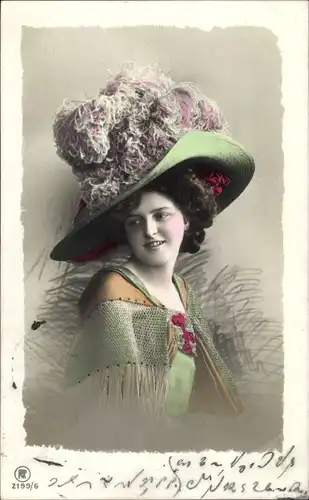 Ak Frau mit grünem Hut mit Federn