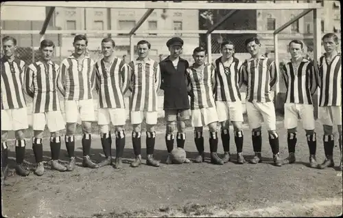 Foto Ak Wien ?, Fußballmannschaft vor dem Tor