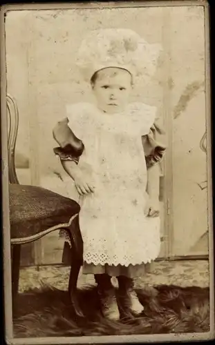 Foto Kinderporträt, Weiße Schürze, Mütze, Stuhl