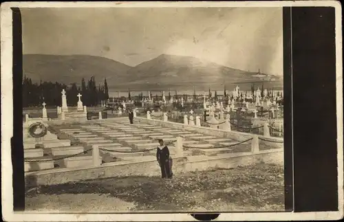 Foto Ak Seemann vor einem Soldatenfriedhof