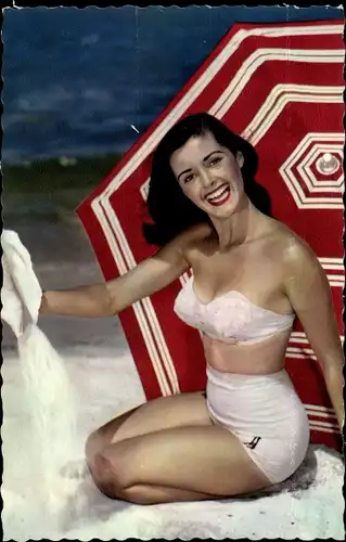 Ak Frau in Bikini am Strand, Sonnenschirm