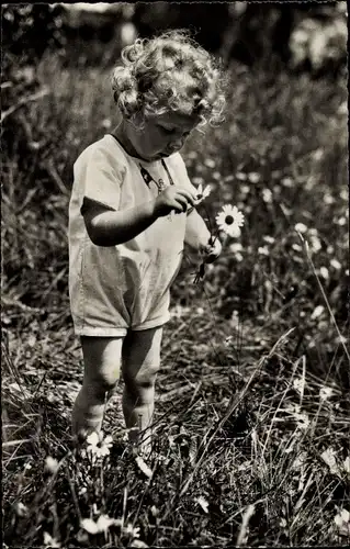 Foto Ak Kind auf der Wiese, Blumen, Kind-Portrait