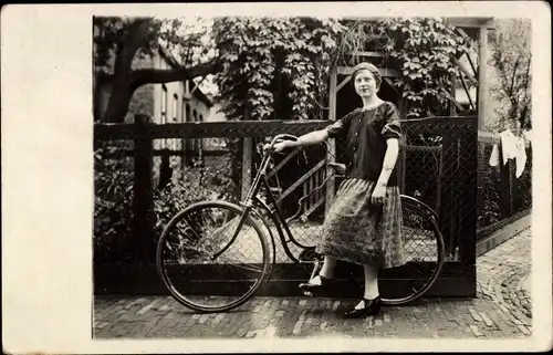 Foto Ak Radfahrerin, Fahrrad, Frau-Portrait