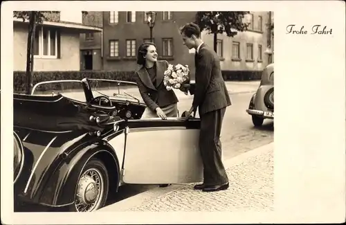 Ak Frohe Fahrt, Liebespaar, Abschied, Blumenstrauß, Auto