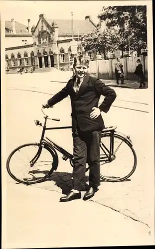 Foto Ak Junger Mann mit Fahrrad, Portrait, Radfahrer