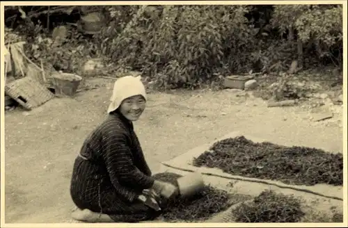 Foto Japan, Japanerin klopft Bohnen