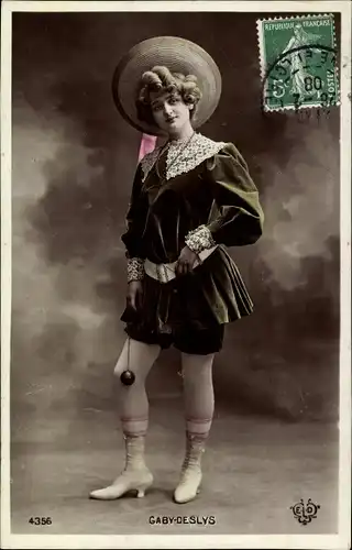 Ak Tänzerin Gaby Deslys, Portrait in kurzen Hosen