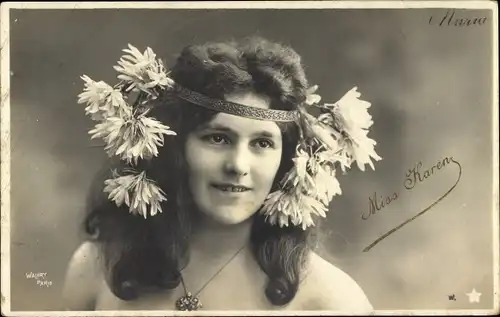 Ak Schauspielerin Miss Karen, Portrait mit Blumen im Haar