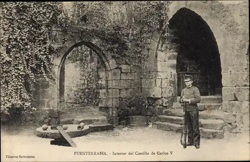 Ak Fuenterrabia Baskenland, Innenraum des Schlosses von Carlos V