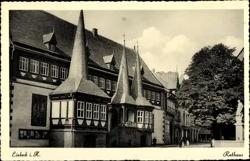 Ak Einbeck in Niedersachsen, Rathaus, Straßenansicht, Passanten