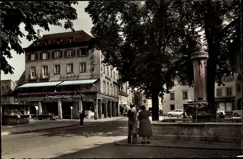 Ak Lörrach in Baden, Alter Marktplatz, Conditorei-Cafe, Brunnen