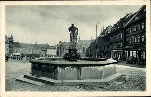 Ak Cheb Eger Reg. Karlsbad, Marktplatz mit Wastl, Brunnen