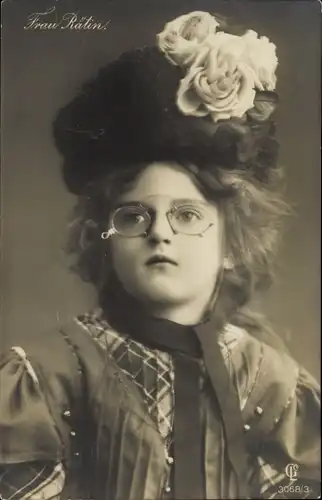 Ak Frau Rätin, Mädchen als alte Frau, Hut, Zwicker