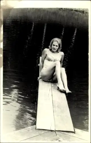 Foto Ak Frau im Bikini auf einem Steg