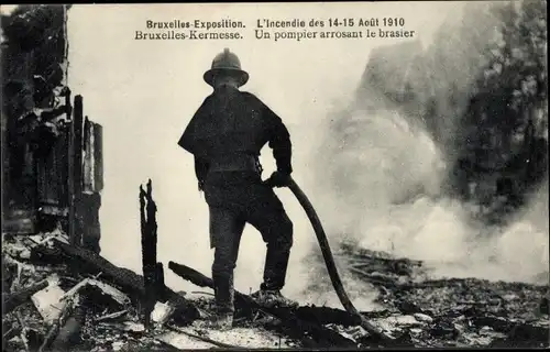 Ak Brüssel, Expo 1910, L'Incendie 1910, Kermesse, Pompier arrosant le brasier