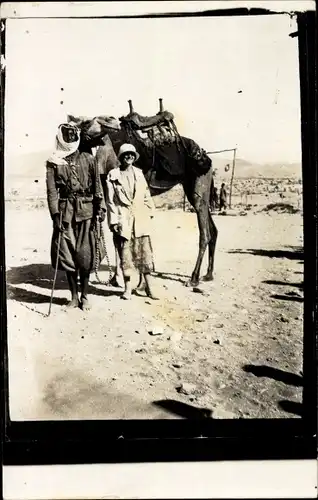 Foto Ak Afrikaner und Europäerin mit Kamel