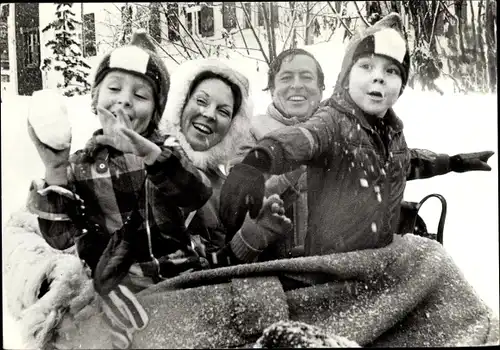 Ak Prinzessin Beatrix, Prinz Claus von Amsberg, Prinzen Willem-Alexander, Friso 1974