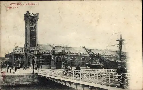 Ak Ostende Westflandern, Bahnhof, Straßenseite, Brücke