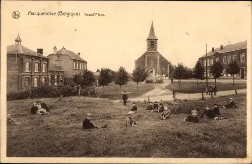 Ak Macquenoise Wallonien Hennegau, Grand'Place, Kirche, Kinder auf der Wiese