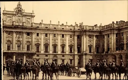 AK Madrid, Spanien, Königspalast, La Parada, Plaza de la Armeria
