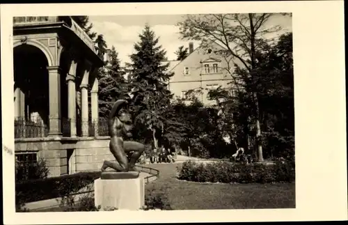 Ak Waldheim in Sachsen, Georg Kolbe Straße, Statue, Park