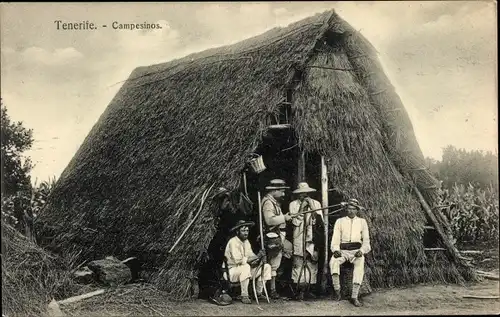 Ak Teneriffa Kanarische Inseln Spanien, Bauern vor einer Strohhütte