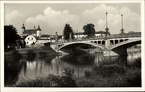 Ak Hranice na Moravě Mährisch Weißkirchen Reg. Olmütz, Flusspartie, Brücke, Kirche