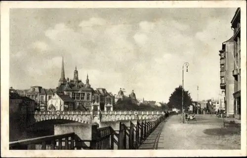 Ak Plzeň Pilsen Stadt, Stadtansicht, Brücke, Straßenpartie, Gebäude