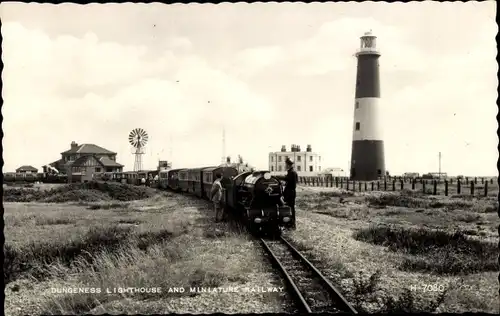 Ak Dungeness Kent England, Leuchtturm und Miniatureisenbahn