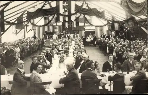 Foto Ak Celle in Niedersachsen, Fest, Versammelte Menschen am Tisch, Fahnen