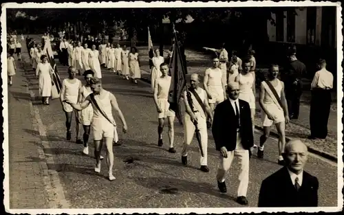 Foto Ak Celle in Niedersachsen, Fest, Marschierende Turner, Fahnen