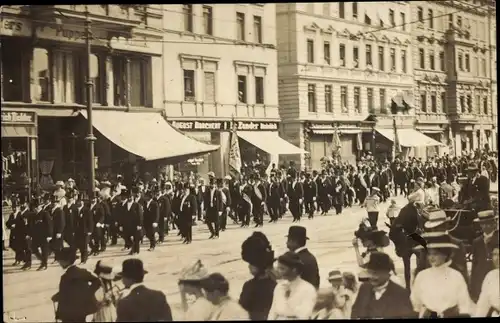 Foto Ak Berlin Steglitz, Marschierende Männer, Fest, Festzug