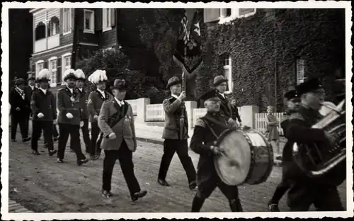 Foto Ak Bückeburg im Kreis Schaumburg, Marschierende Männer, Fest, Festzug, Trommel, Fahne