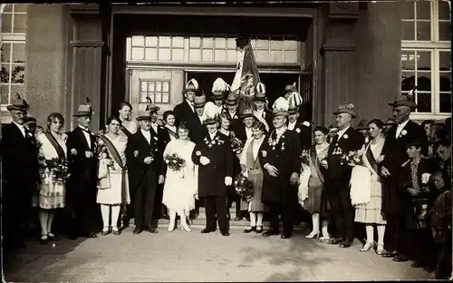 Foto Ak Frankfurt am Main, Brautpaar, Gäste, Gruppenbild