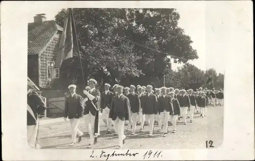 Foto Ak Wolfenbüttel in Niedersachsen, Marschierende Männer, Fest, Festzug, Fahne, 1911
